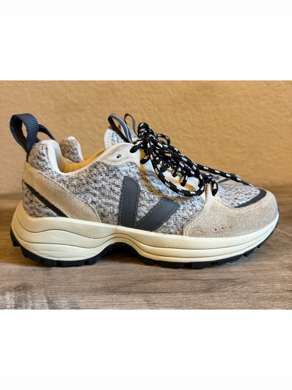 VEJA Venturi sneaker in Snow Graphite Natural Women’s Size 7